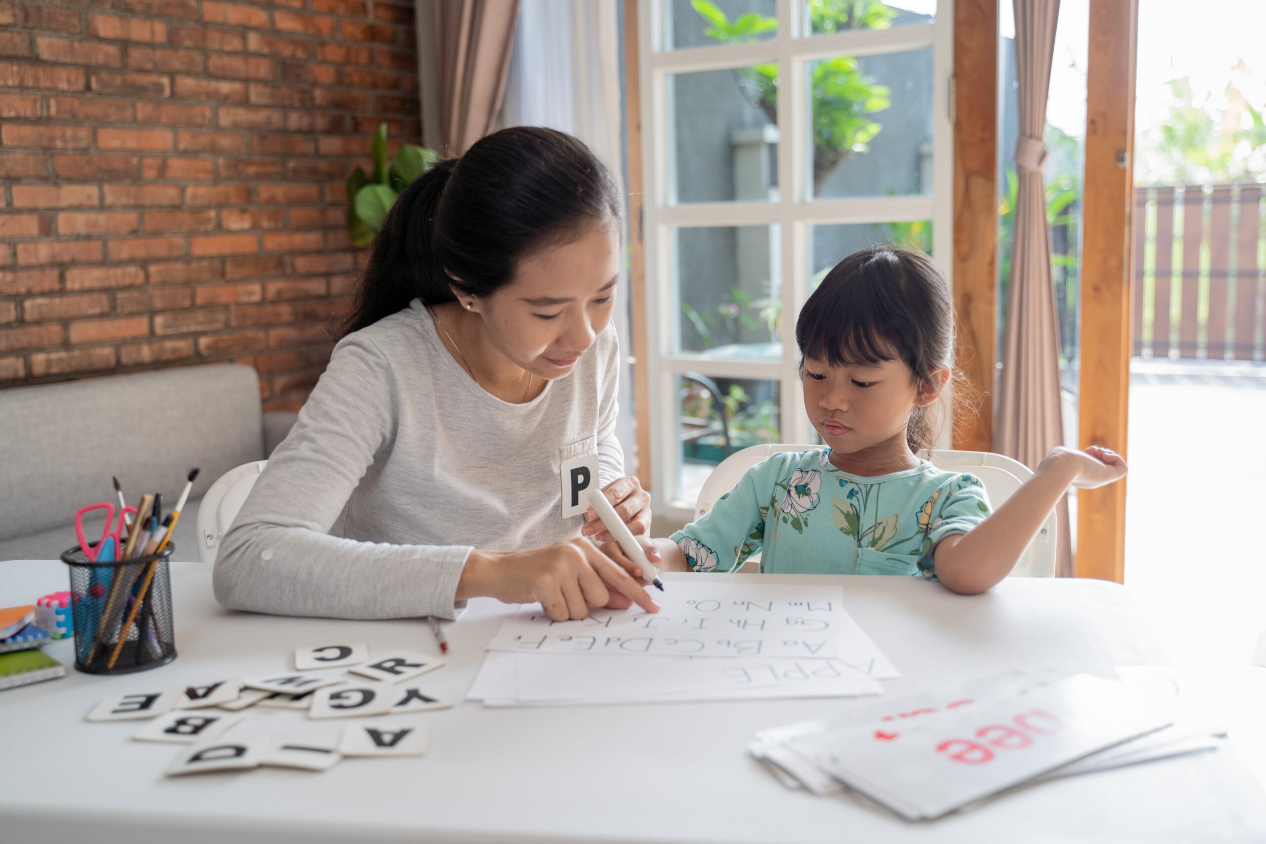 พ่อแม่ไม่เก่งอังกฤษ อาจเริ่มสอนจากสิ่งง่ายๆ รอบๆ ตัว ใช้คำศัพธ์ง่ายๆ