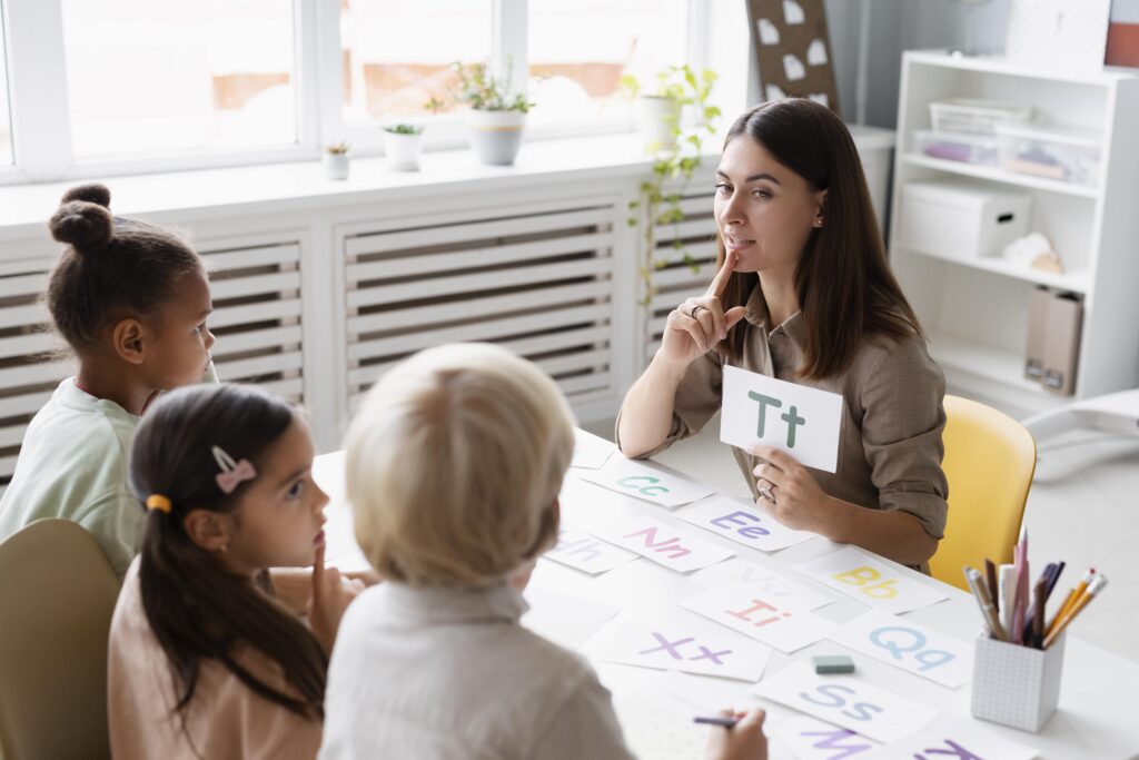 พ่อแม่ไม่เก่งอังกฤษ!! จะมีวิธีเริ่มต้นสอนภาษาให้ลูกได้อย่างไร?
