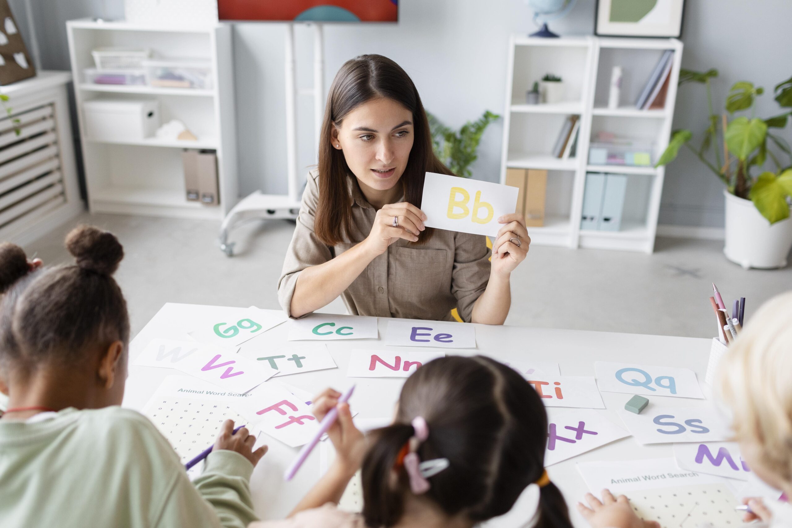 เริ่มต้นสอนภาษาให้ลูก ต้องพูดภาษาอังกฤษกับลูกสม่ำเสมอและการจดจำคำศัพท์ให้ได้ต้องใช้ความอดทน ความสม่ำเสมอ ต้องพูดกับเค้าบ่อยๆ ทำให้เป็นเรื่องกิจวัตรประจำวัน และเป็นเรื่องที่สนุกได้